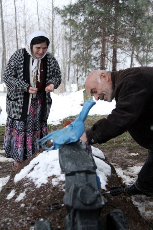 Çocuklarının Mezarını Terk Etmiyorlar