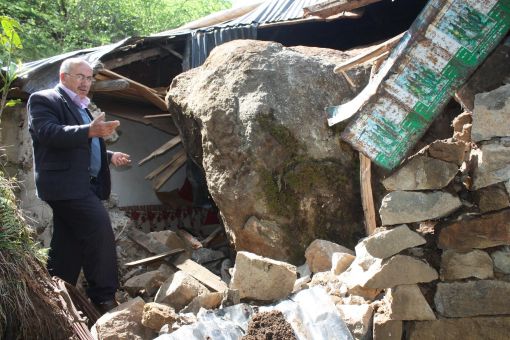  Dağdan kopan 100 Tonluk Kaya Kütlesi Evin Çatısına Düştü