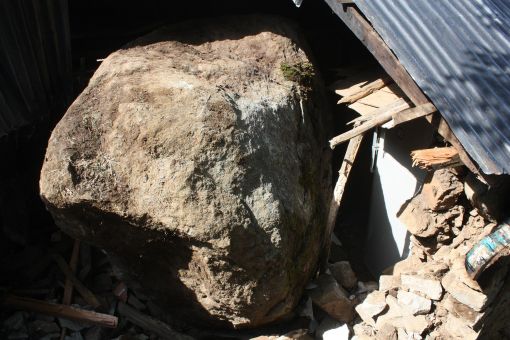  Dağdan kopan 100 Tonluk Kaya Kütlesi Evin Çatısına Düştü