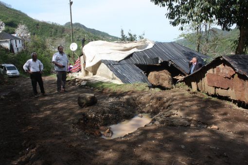  Dağdan kopan 100 Tonluk Kaya Kütlesi Evin Çatısına Düştü