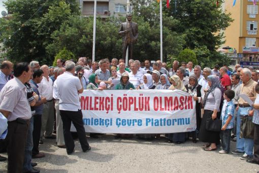  Görele’nin Aydınlar Beldesine yapılması planlanan Katı Atık Bertaraf tesisini protesto eden yöre halkı, Cumhuriyet Meydanı’nda basın açıklaması yaptı.