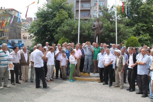  Görele’nin Aydınlar Beldesine yapılması planlanan Katı Atık Bertaraf tesisini protesto eden yöre halkı, Cumhuriyet Meydanı’nda basın açıklaması yaptı.