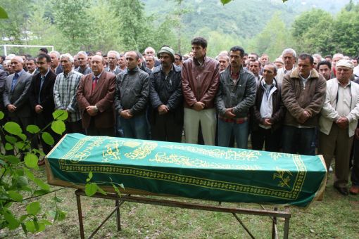 Takla Atarak Araçta Sıkışan Hayati Sevim Toprağa Verildi. 