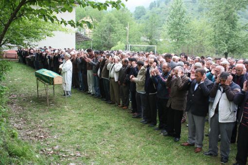  Takla Atarak Araçta Sıkışan Hayati Sevim Toprağa Verildi.