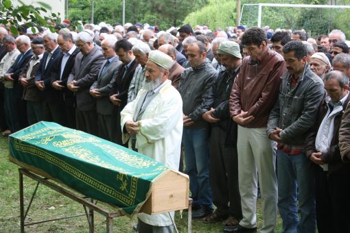  Takla Atarak Araçta Sıkışan Hayati Sevim Toprağa Verildi.