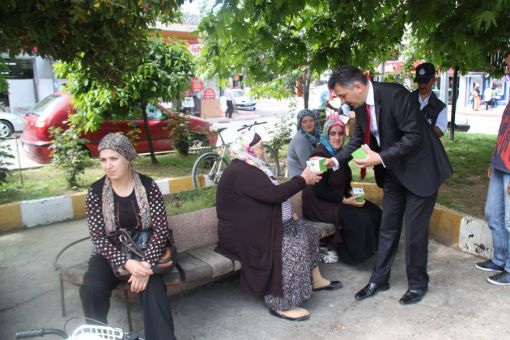  başkan Melikoğlu, vatandaşlara kandil simiti ikram etti.