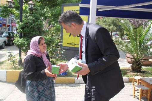  başkan Melikoğlu, vatandaşlara kandil simiti ikram etti.