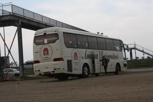  Üniversite Otobüsü ile Otomobil Çarpıştı : 1'i Ağır 3 Yaralı