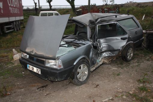  Üniversite Otobüsü ile Otomobil Çarpıştı : 1'i Ağır 3 Yaralı