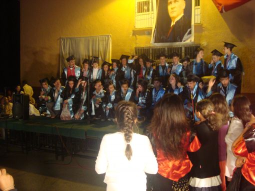  Çavuşlu İlköğretim Okulu 2011-2012 Eğitim Öğretim yılının tüm sitresini yıl sonu gecesinde dağıttı.
