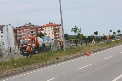 Görele Sahil Yolu Yabancı Otlardan Temizleniyor Görele Sahil Yolu Yabancı Otlardan Temizleniyor